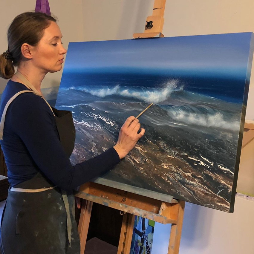 Eva Volf while painting the ocean