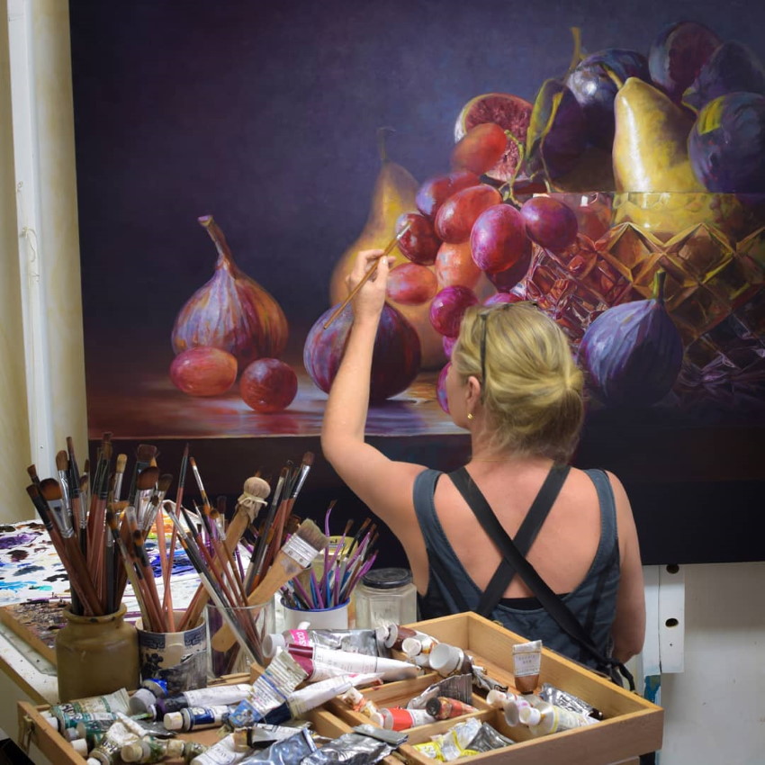 Gatya Kelly while painting fruits